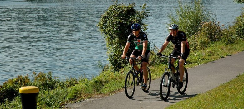 Radfahrer am Flussweg