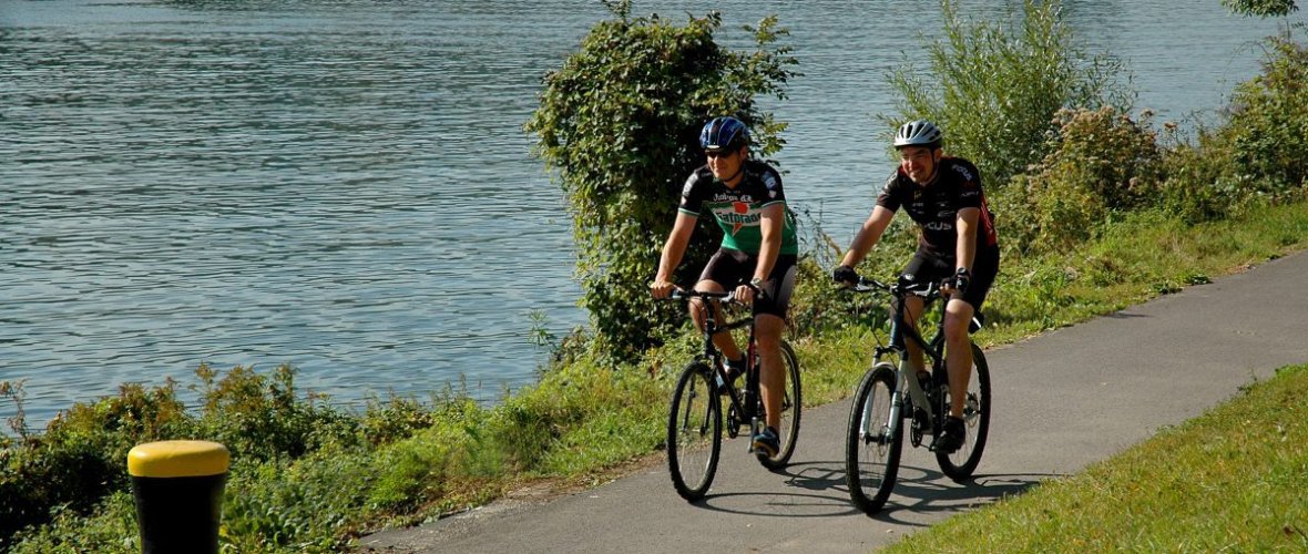 Radfahrer am Flussweg